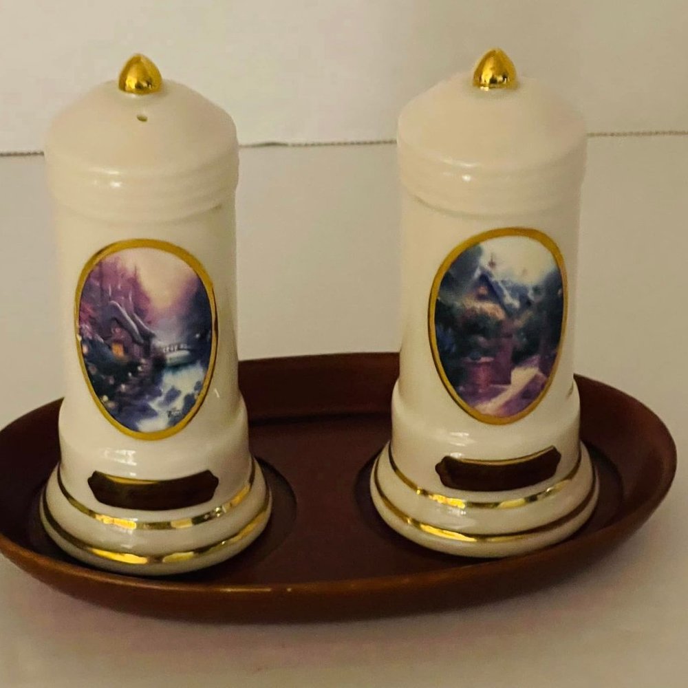 Thomas Kinkade Salt and Pepper Shakers Set Hidden Cottage& Sweet Heart Cottage.